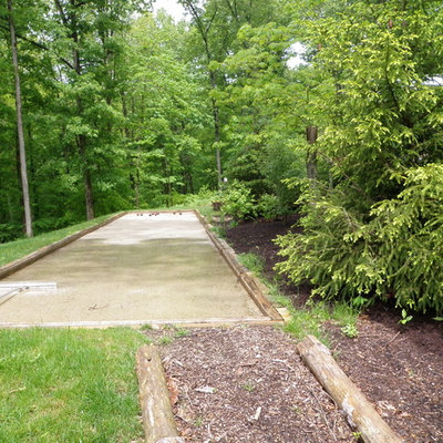 This is an example of a traditional courtyard landscaping in Indianapolis.