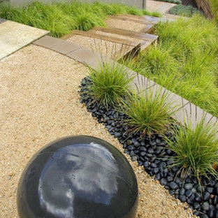 Photo of a mid-century modern hillside gravel landscaping in San Luis Obispo.