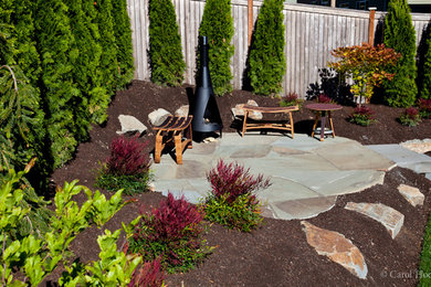 シアトルにある中くらいなトラディショナルスタイルのおしゃれな裏庭 (日向、天然石敷き) の写真