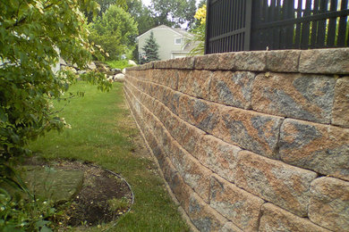 Inspiration for a mid-sized traditional side yard retaining wall landscape in Grand Rapids.