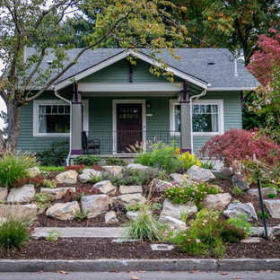 Ispirazione per un giardino stile americano esposto in pieno sole davanti casa e di medie dimensioni con sassi e rocce