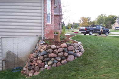 Inspiration for a mid-sized traditional side yard mulch retaining wall landscape in Chicago.