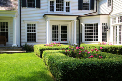 Стильный дизайн: большой регулярный сад на переднем дворе в классическом стиле с садовой дорожкой или калиткой, полуденной тенью и покрытием из каменной брусчатки - последний тренд