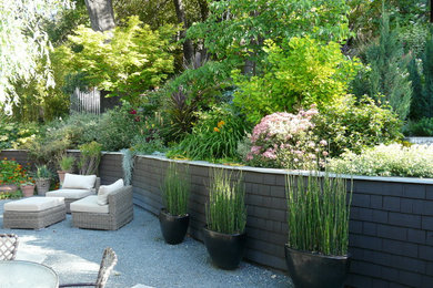 Foto de jardín de estilo americano grande en patio trasero con muro de contención y exposición parcial al sol