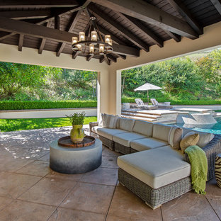 Großer, Schattiger Moderner Garten hinter dem Haus mit Kamin und Betonplatten in Los Angeles