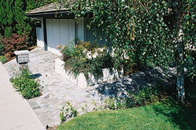 Ejemplo de acceso privado clásico grande en patio delantero con adoquines de hormigón
