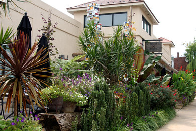 This is an example of a contemporary landscaping in Wilmington.