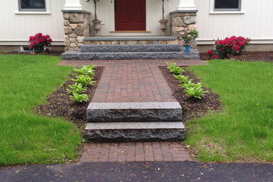 Cette image montre un aménagement d'entrée ou allée de jardin avant traditionnel avec des pavés en brique.