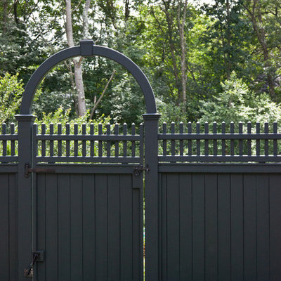 Inspiration for a traditional backyard landscaping in Boston.