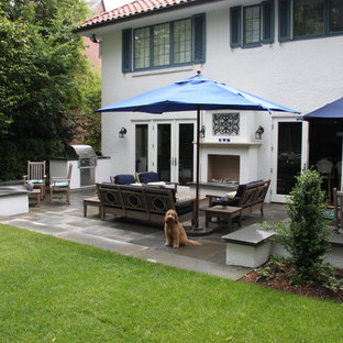 Geometrischer, Mittelgroßer, Halbschattiger Mediterraner Garten hinter dem Haus mit Natursteinplatten und Kamin in Seattle