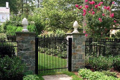 Ispirazione per un giardino formale classico esposto in pieno sole di medie dimensioni e nel cortile laterale con un ingresso o sentiero