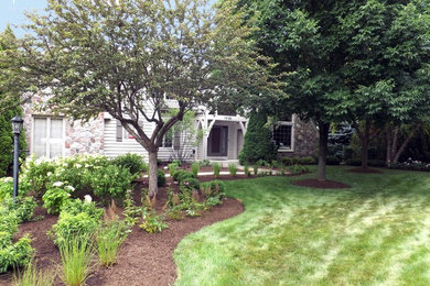 Inspiration för en mellanstor funkis trädgård framför huset, med en trädgårdsgång
