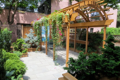 Modelo de jardín mediterráneo de tamaño medio en patio trasero con exposición parcial al sol
