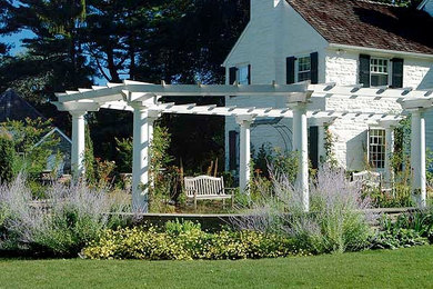 Imagen de jardín tradicional de tamaño medio en patio delantero con jardín francés