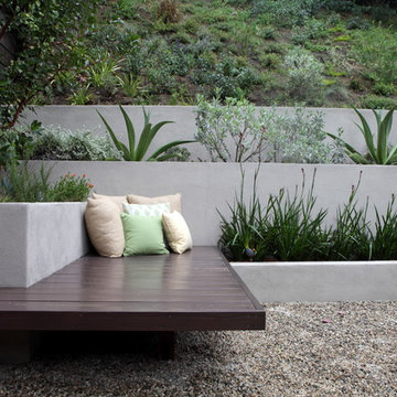 Built-In Garden Seating Saves Space