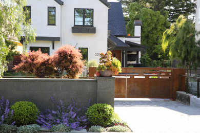 Design ideas for a large transitional front yard landscaping in San Francisco.