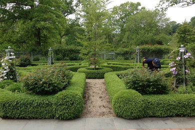 ニューヨークにあるトラディショナルスタイルのおしゃれな庭の写真