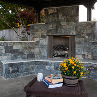 Großer, Halbschattiger Moderner Garten hinter dem Haus mit Kamin und Natursteinplatten in Portland