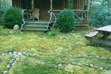 他の地域にある低価格の小さな、冬のラスティックスタイルのおしゃれな前庭 (半日向) の写真