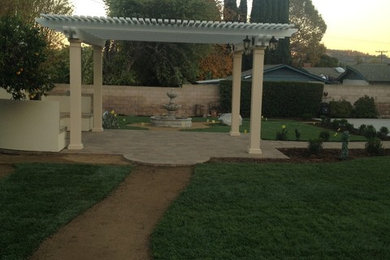 ロサンゼルスにある高級な広いトラディショナルスタイルのおしゃれな庭の写真