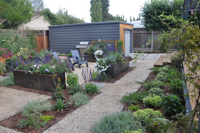 Foto de jardín contemporáneo de tamaño medio en patio trasero con jardín francés, exposición parcial al sol y gravilla