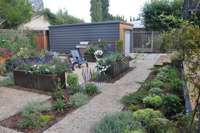 Foto di un giardino formale contemporaneo esposto a mezz'ombra di medie dimensioni e dietro casa con ghiaia