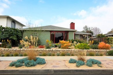 Design ideas for a small eclectic drought-tolerant and partial sun front yard gravel landscaping in Los Angeles.
