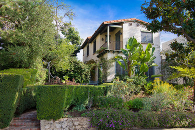 ロサンゼルスにある地中海スタイルのおしゃれな前庭 (庭への小道、レンガ敷き) の写真