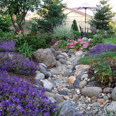 Photo of a traditional landscaping in Los Angeles.