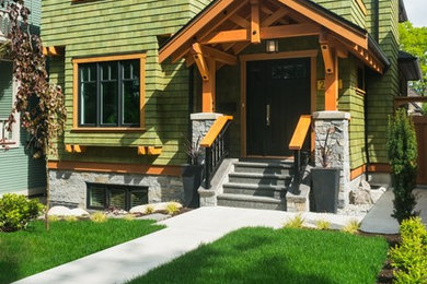 Inspiration for a mid-sized craftsman front yard landscaping in Vancouver.