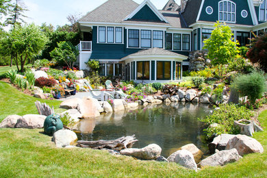 Пример оригинального дизайна: большой солнечный сад с прудом на заднем дворе в морском стиле с хорошей освещенностью и покрытием из каменной брусчатки