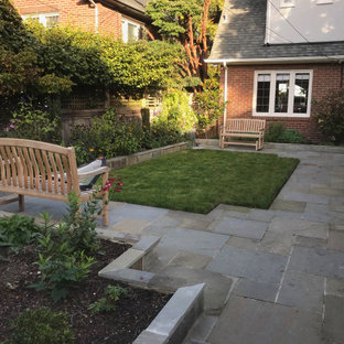 Geometrischer, Kleiner, Halbschattiger Klassischer Garten im Sommer, hinter dem Haus mit Kamin und Natursteinplatten in Seattle