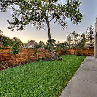 Halbschattige, Geräumige Moderne Gartenkamin hinter dem Haus mit Betonplatten in Sacramento