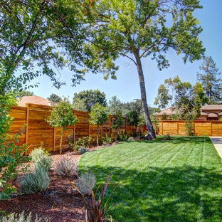 Halbschattiger, Geräumiger Moderner Garten hinter dem Haus mit Kamin und Betonplatten in Sacramento