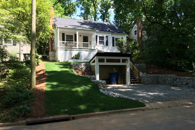 This is an example of a mid-sized contemporary front yard landscaping in Raleigh.