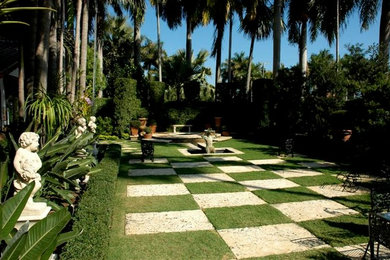 Imagen de camino de jardín tradicional grande en patio trasero con jardín francés, exposición total al sol y adoquines de hormigón