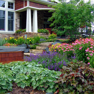Aménagement d'un jardin avant craftsman avec un massif de fleurs.