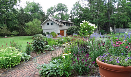 Perennial Borders Transform a Lake House Garden