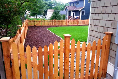 Mittelgroßer Garten hinter dem Haus in Minneapolis