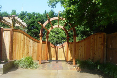 Imagen de camino de jardín de estilo americano en patio lateral con adoquines de hormigón