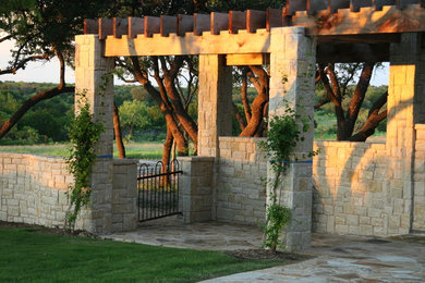 Inspiration for a rustic landscaping in Dallas.
