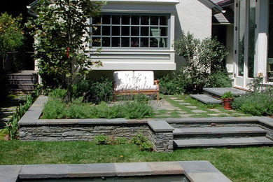 ロサンゼルスにあるトランジショナルスタイルのおしゃれな裏庭 (天然石敷き、階段) の写真