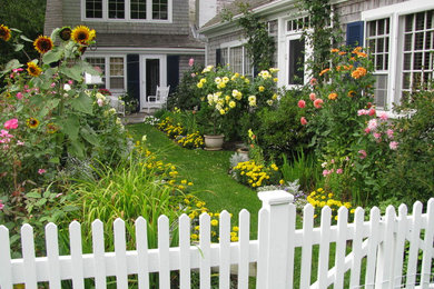 Design ideas for a mid-sized traditional landscaping in Boston.