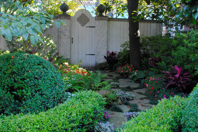 Diseño de jardín tradicional pequeño en primavera en patio lateral con exposición reducida al sol y adoquines de piedra natural