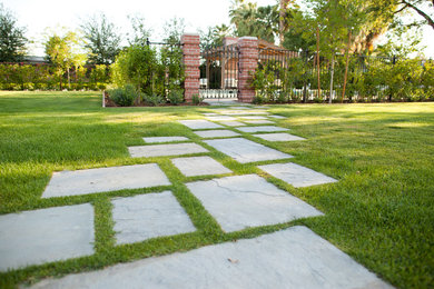 フェニックスにあるトラディショナルスタイルのおしゃれな庭の写真