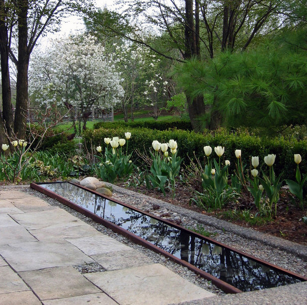 American Traditional Garden by Enroot Landscape Planning and Design