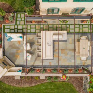 Geometrischer, Kleiner Klassischer Garten im Sommer, hinter dem Haus mit Kamin, direkter Sonneneinstrahlung und Natursteinplatten in Sonstige
