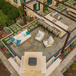 Geometrischer, Kleiner Klassischer Garten im Sommer, hinter dem Haus mit Kamin, direkter Sonneneinstrahlung und Natursteinplatten in Sonstige