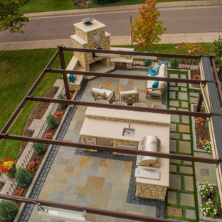 Geometrische, Kleine Klassische Gartenkamin im Sommer, hinter dem Haus mit direkter Sonneneinstrahlung und Natursteinplatten in Sonstige