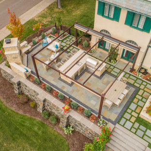 Geometrischer, Kleiner Klassischer Garten im Sommer, hinter dem Haus mit Kamin, direkter Sonneneinstrahlung und Natursteinplatten in Sonstige